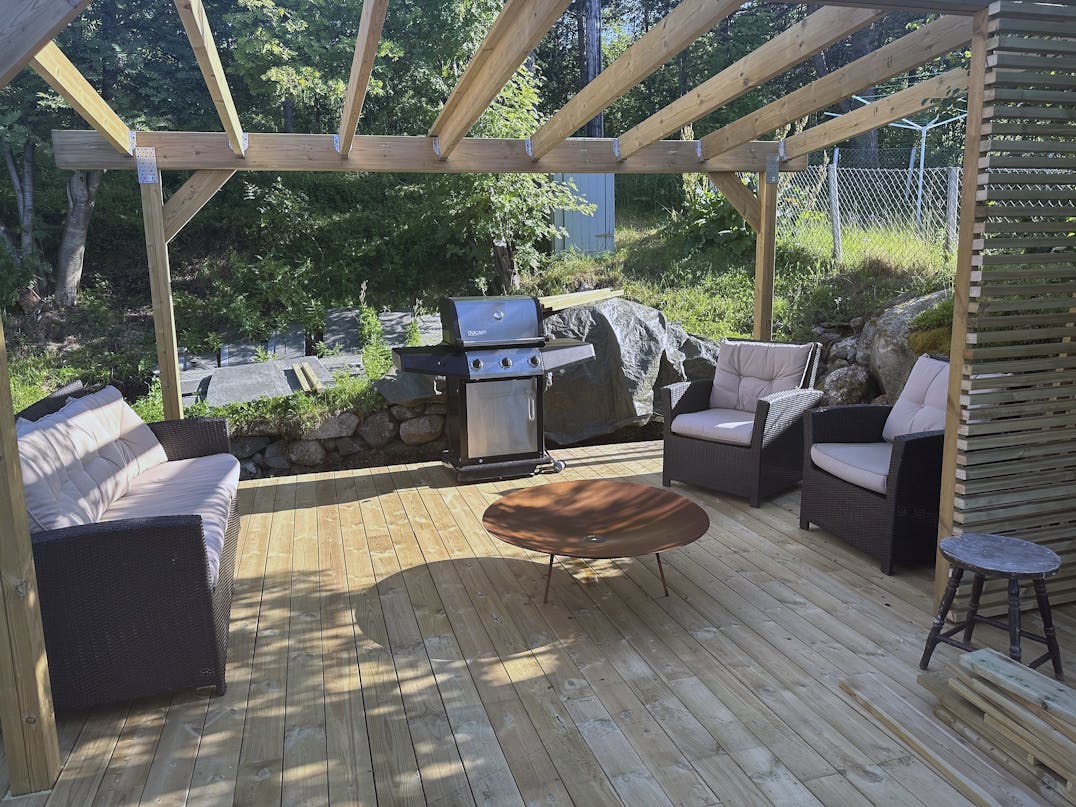 Overdækket terrasse med lounge og udekøkken Overdækket terrasse med lounge og udekøkken